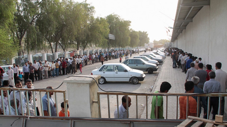 صف طولانی متقاضیان مرغ در یکی از شهرهای ایران/منبع خبرگزاری ایسنا